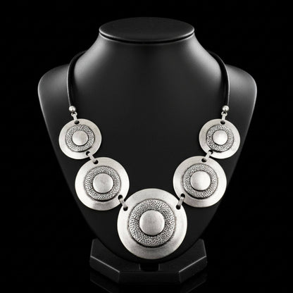 Collar unisex de zamak plateado con medallones circulares texturizados y cordón negro