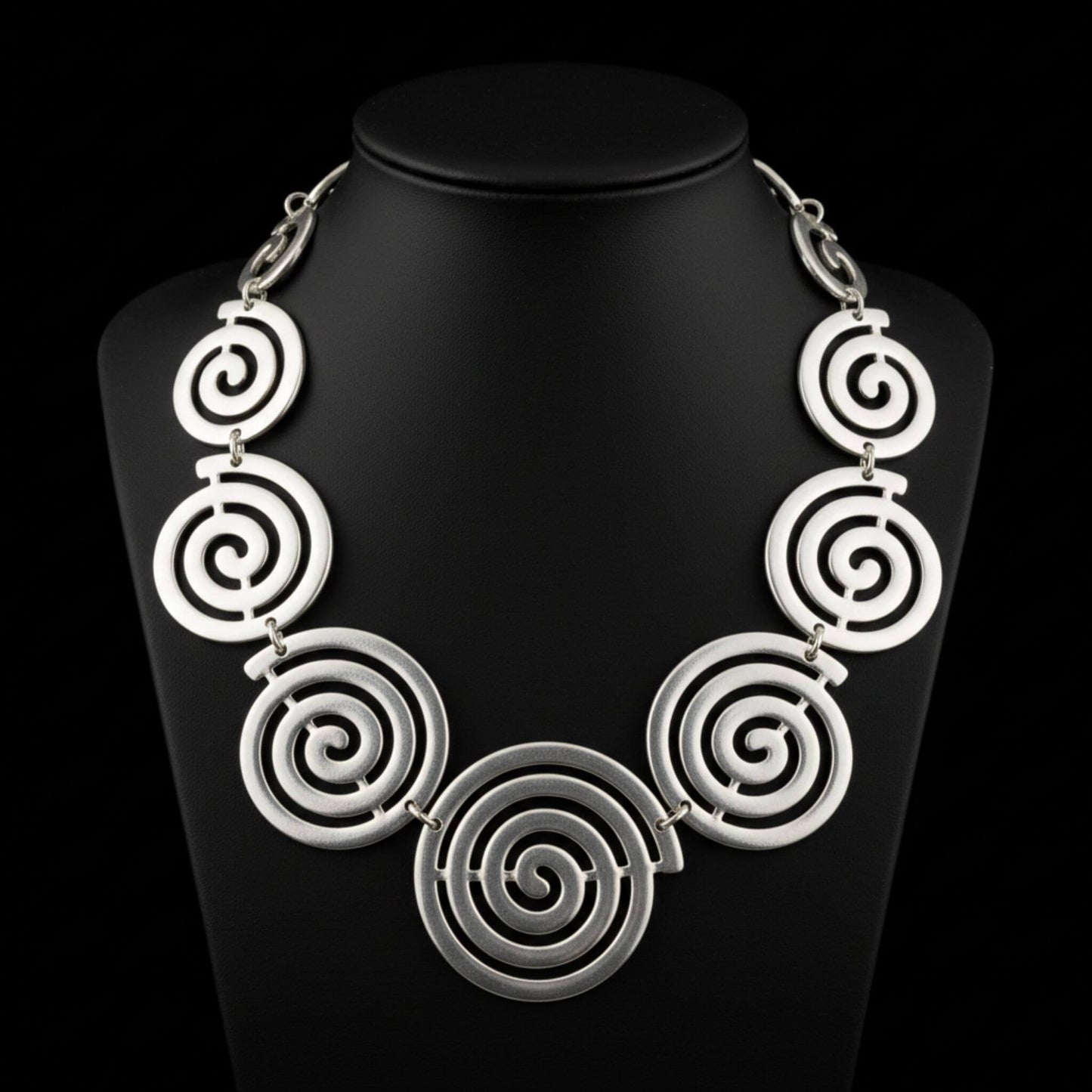 Collar unisex de zamak plateado con medallones de espirales circulares y cadena ajustable