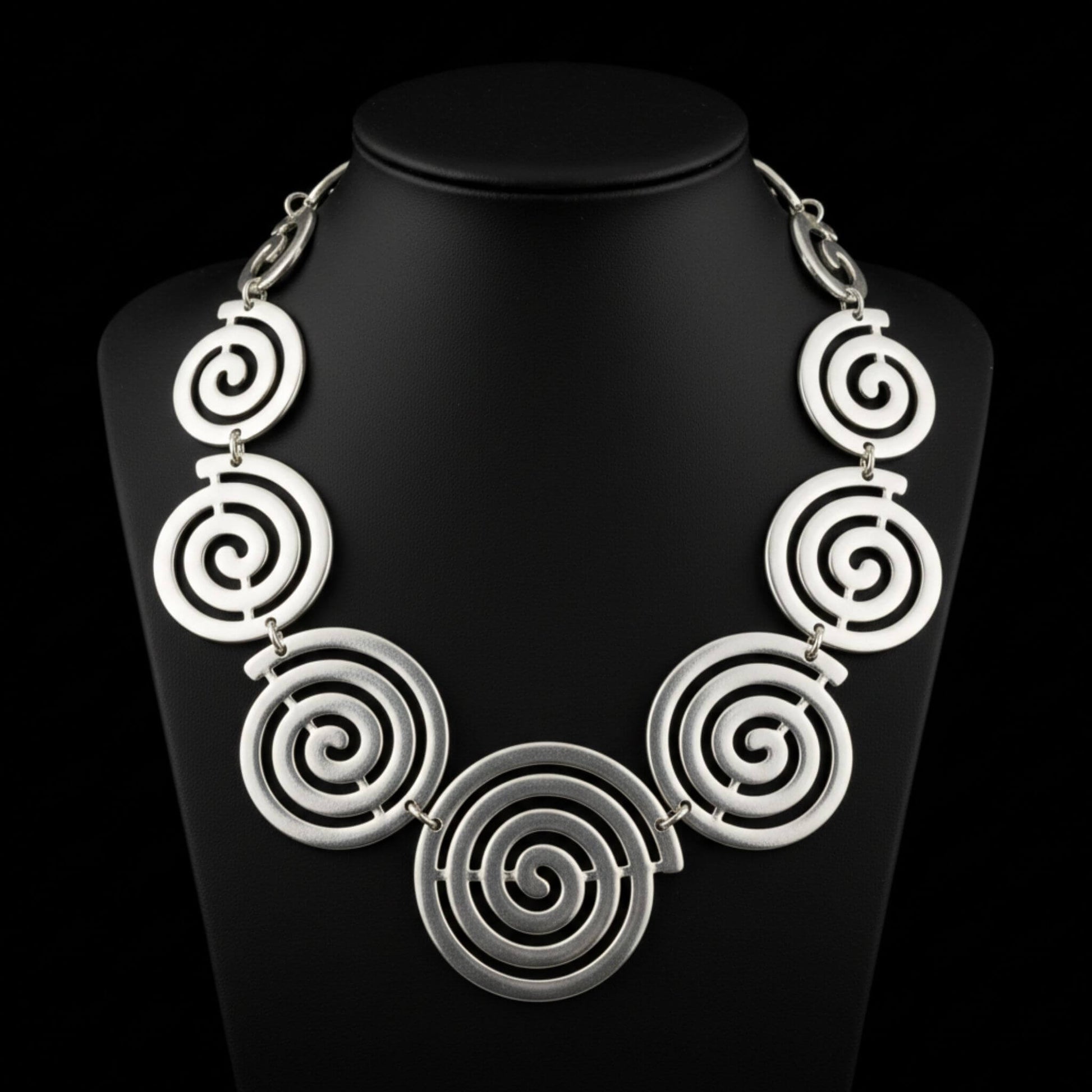 Collar unisex de zamak plateado con medallones de espirales circulares y cadena ajustable