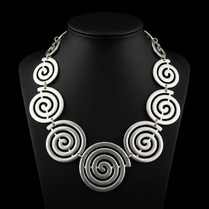 Collar unisex de zamak plateado con medallones de espirales circulares y cadena ajustable