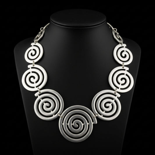 Collar unisex de zamak plateado con medallones de espirales circulares y cadena ajustable