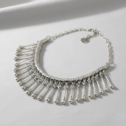 Detalle de los flecos de varillas plateadas con bolitas del collar de zamak étnico Joyería Osnor Zamak
