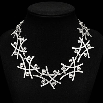 Collar de zamak plateado con diseño de ramas entrelazadas y detalles esféricos Joyería Osnor Zamak 
