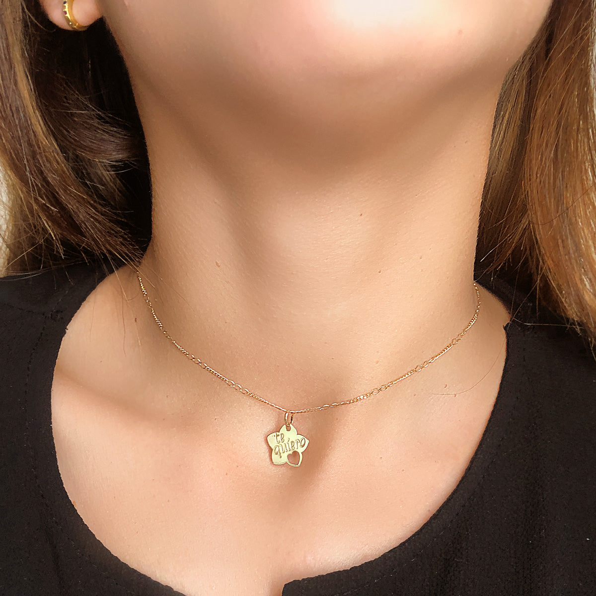 18K COLGANTE ORO AMARILLO TE QUIERO FLOR CON CORAZON CALADO 15X14 MM C. AMOR