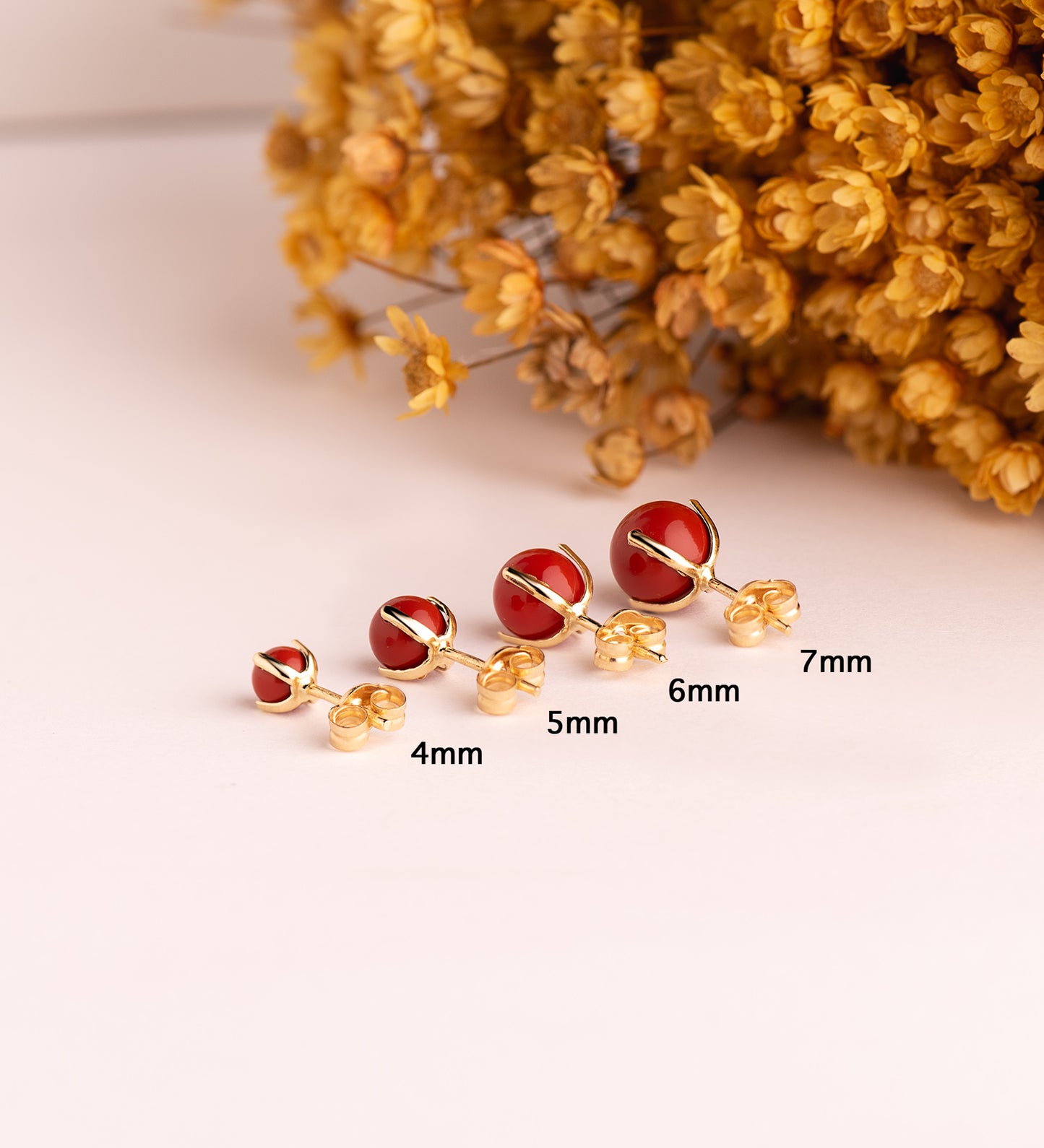 18K PENDIENTES ORO AMARILLO CORAL CON 4 GARRAS. MEDIDA: 4 MM. CIERRE PRESION