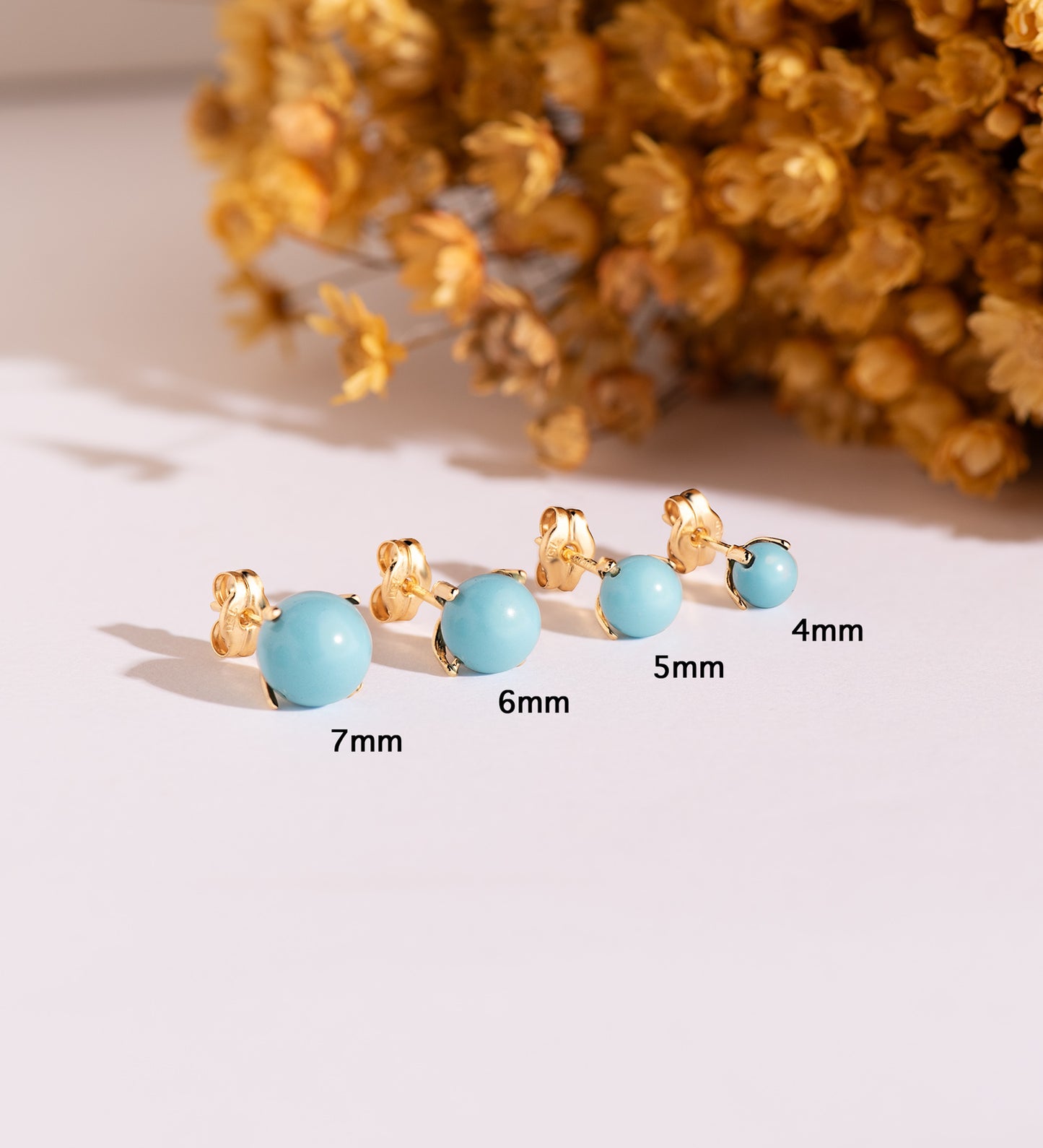 18K PENDIENTES ORO AMARILLO TURQUESA CON 4 GARRAS. MEDIDA: 6 MM. CIERRE PRESION