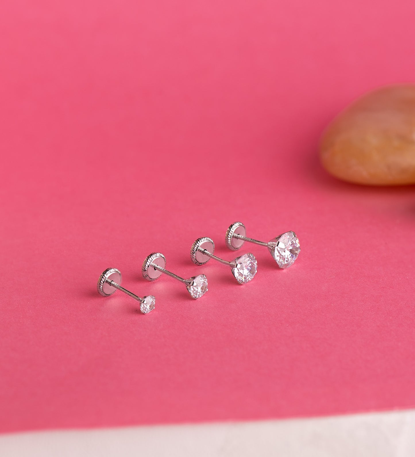 18K PENDIENTES ORO BLANCO 4 GARRAS CON CIRCONITA. ANCHO: 5 MM CIERRE TUERCA