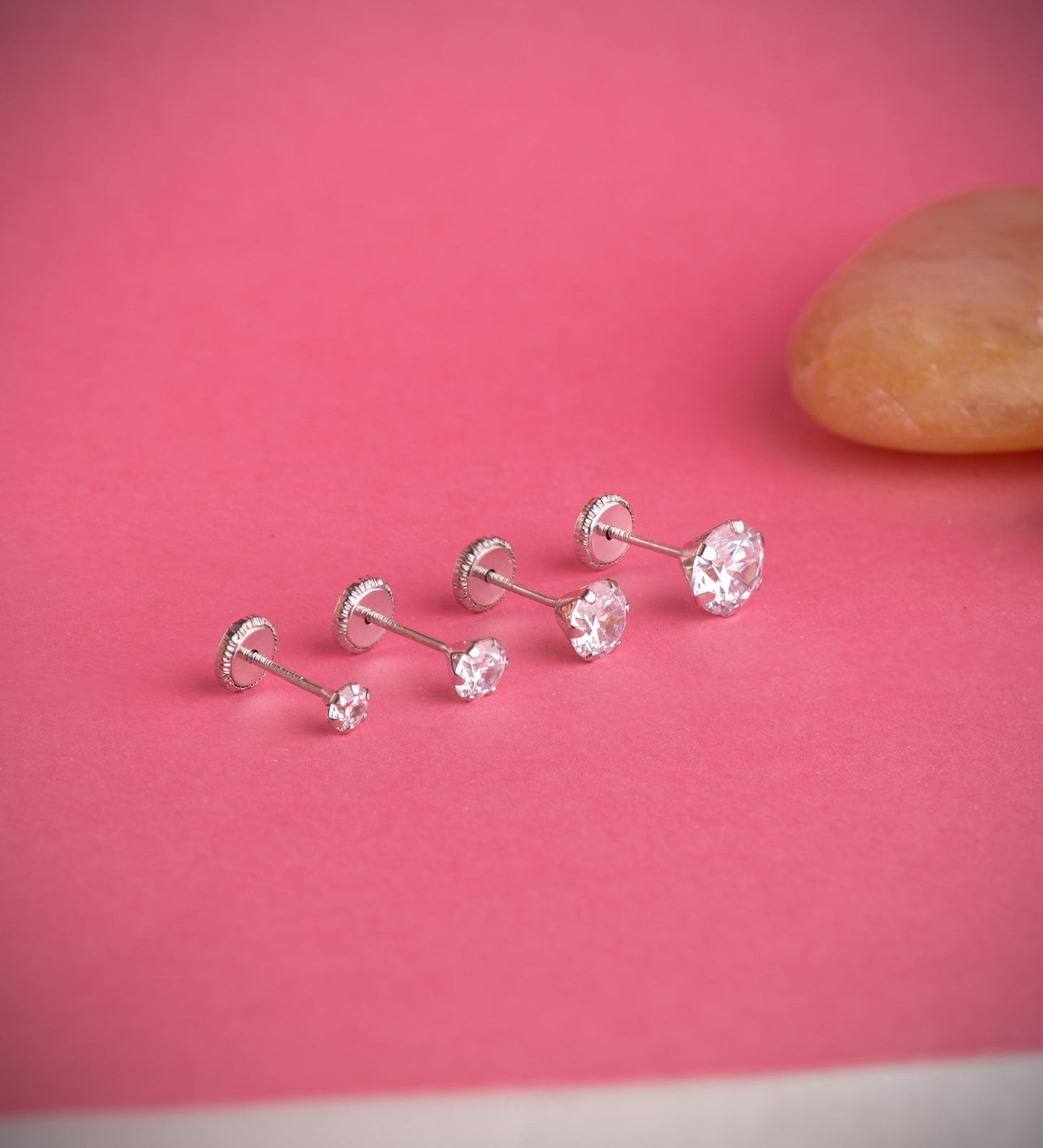 18K PENDIENTES ORO BLANCO 6 GARRAS CON CIRCONITA. ANCHO: 4 MM CIERRE TUERCA