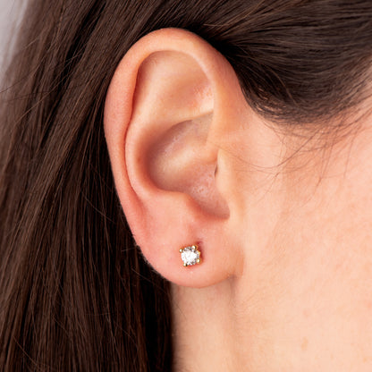 18K PENDIENTES ORO AMARILLO CIRCONITA 4MM CON 4 GARRAS. ANCHO: 4,5 MM. CIERRE PRESION