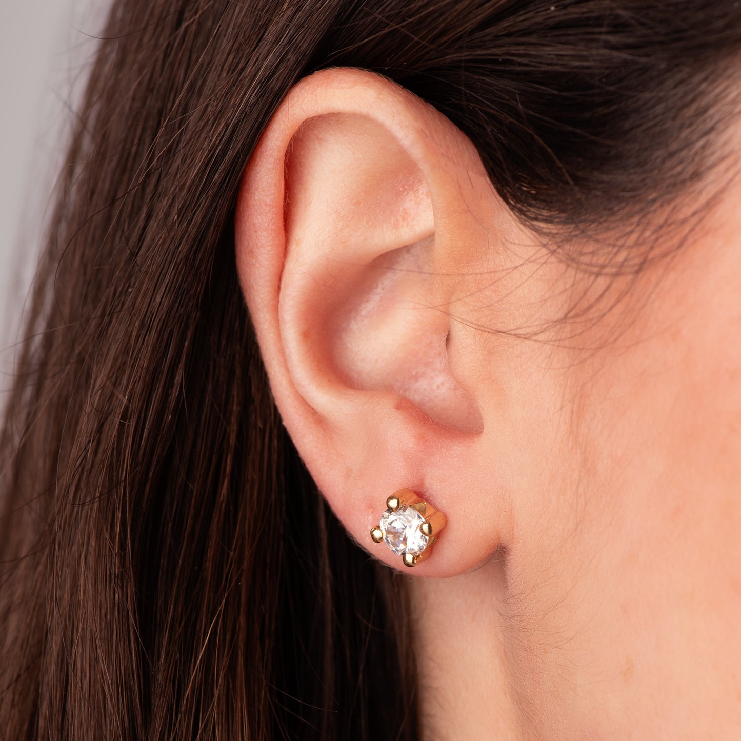 18K PENDIENTES ORO AMARILLO CIRCONITA 6MM CON 4 GARRAS. ANCHO: 6,5 MM. CIERRE PRESION