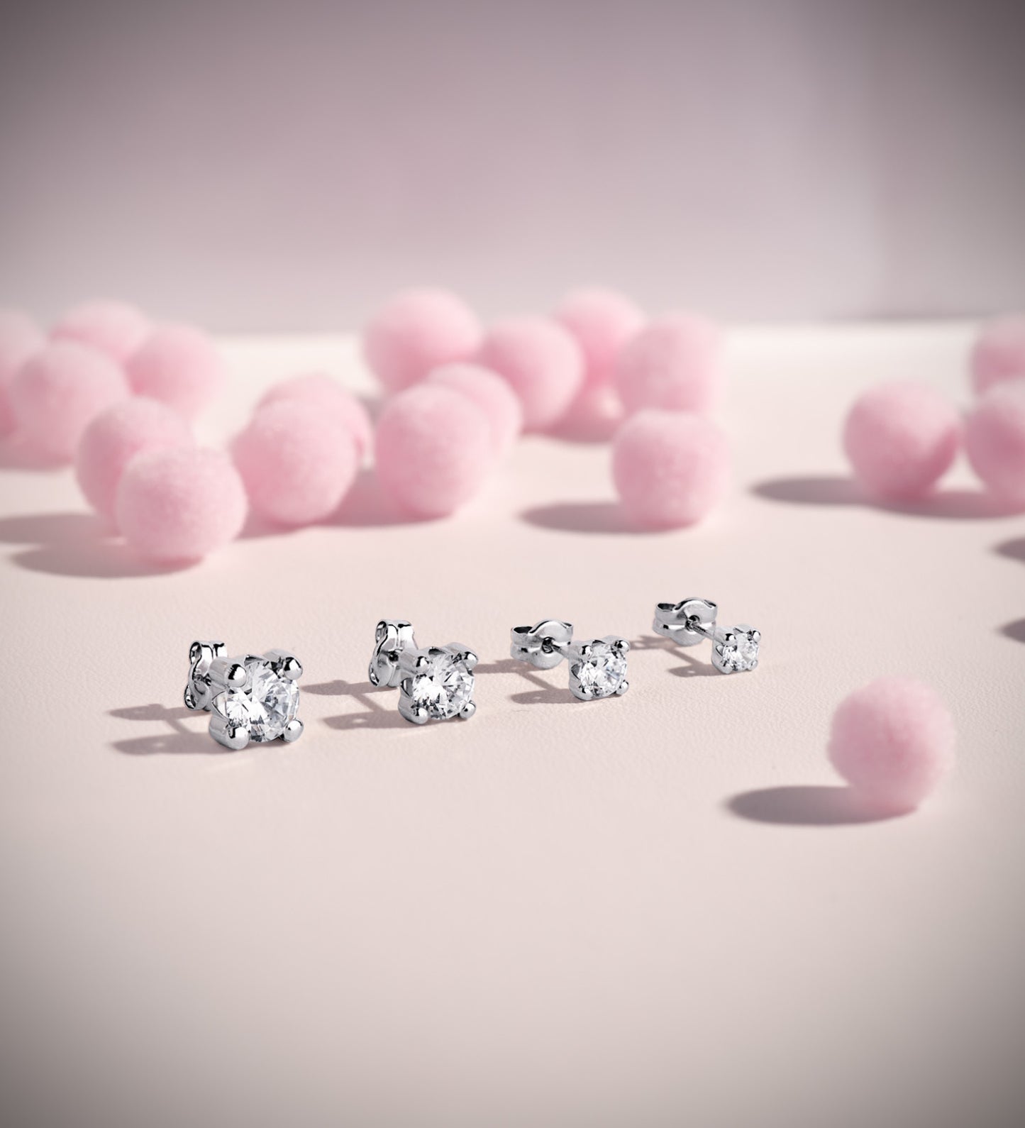 18K PENDIENTES ORO BLANCO CIRCONITA 5MM CON 4 GARRAS. ANCHO: 5,5 MM. CIERRE PRESION