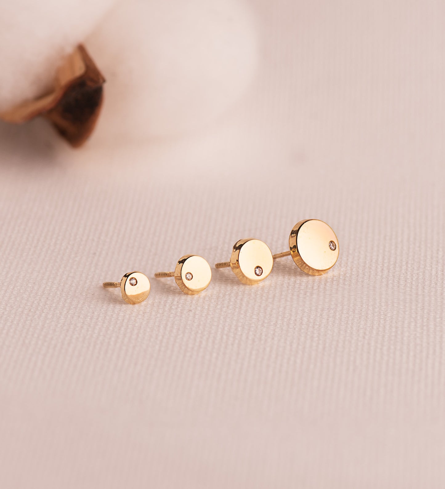 18K PENDIENTES ORO AMARILLO REDONDOS BRILLO CON CIRCONITA 4,5 MM. CIERRE TUERCA