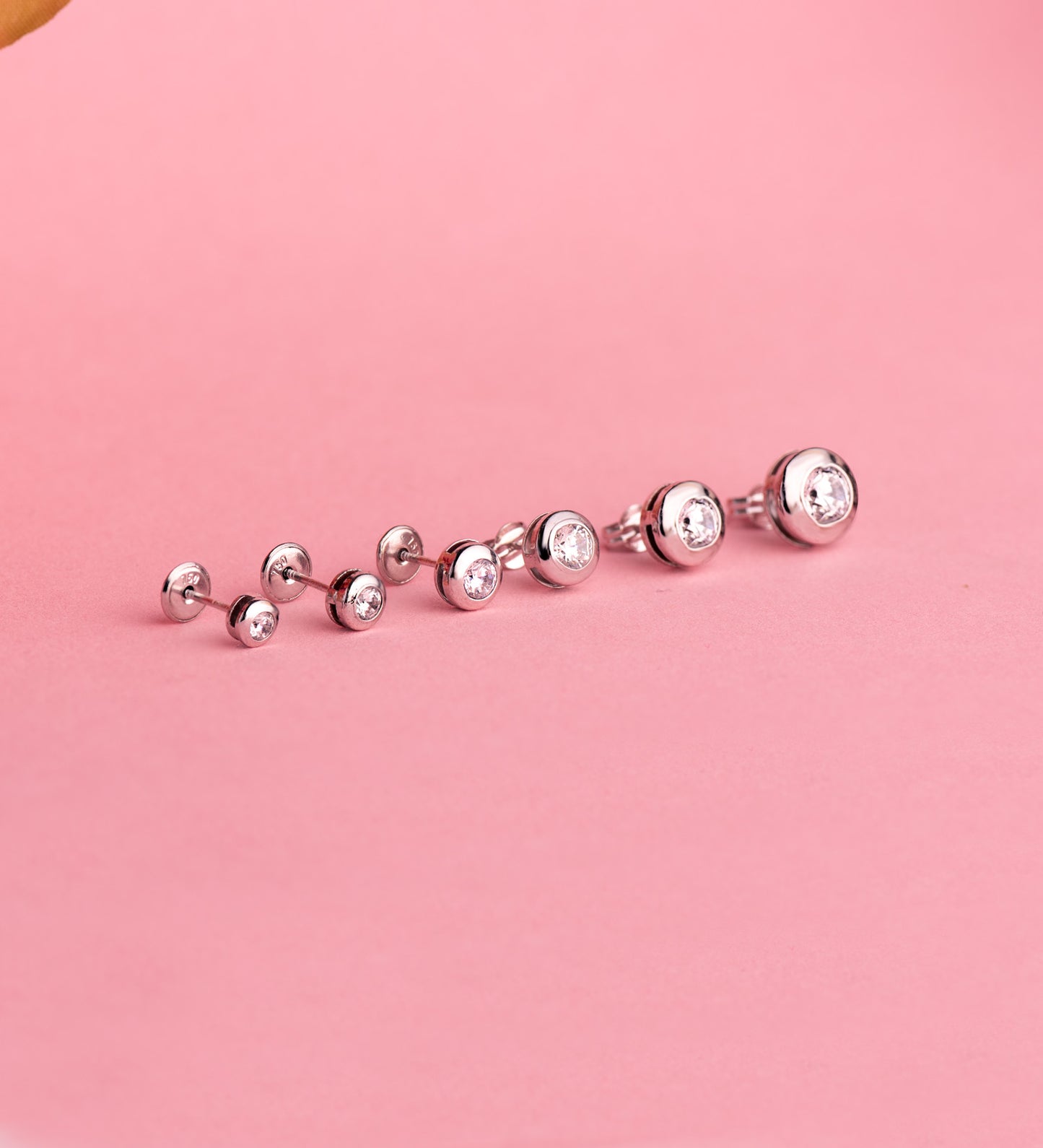 18K PENDIENTES ORO BLANCO CHATON GALERIA CON CIRCONITA. MEDIDA: 7,5 MM. CIERRE PRESION