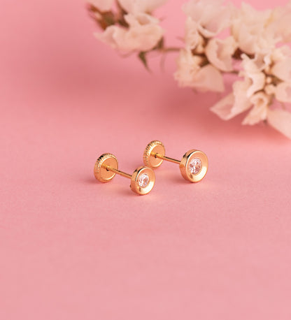 18K PENDIENTES ORO AMARILLO CHATON REDONDO CONCAVO CON CIRCONITA. ANCHO: 5 MM. CIERRE TUERCA