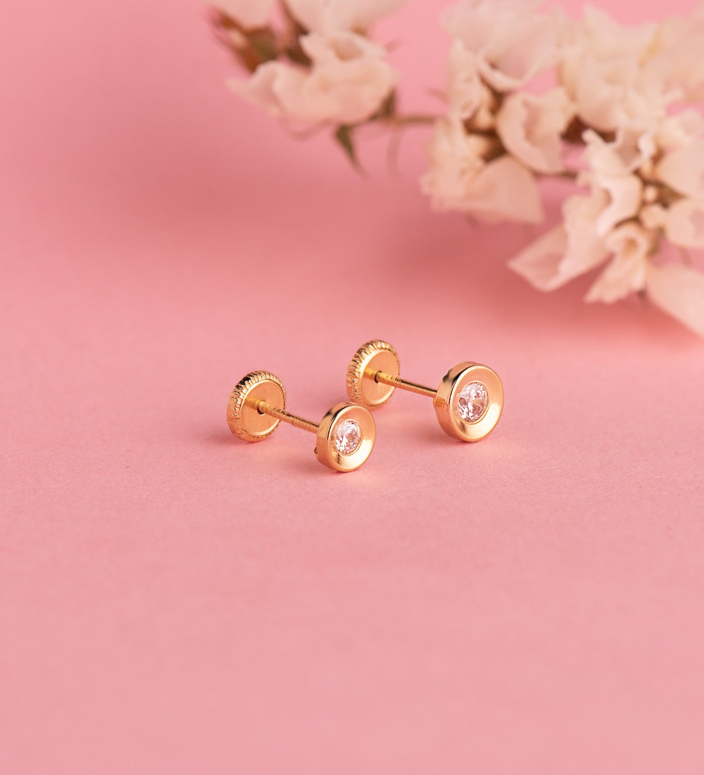 18K PENDIENTES ORO AMARILLO CHATON REDONDO CONCAVO CON CIRCONITA. ANCHO: 5,5 MM. CIERRE TUERCA