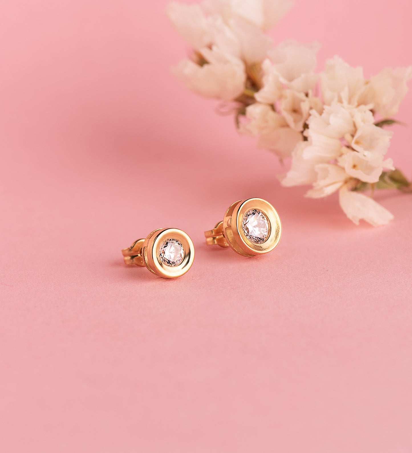 18K PENDIENTES ORO AMARILLO CHATON REDONDO CONCAVO CON CIRCONITA. ANCHO: 8 MM. CIERRE PRESION