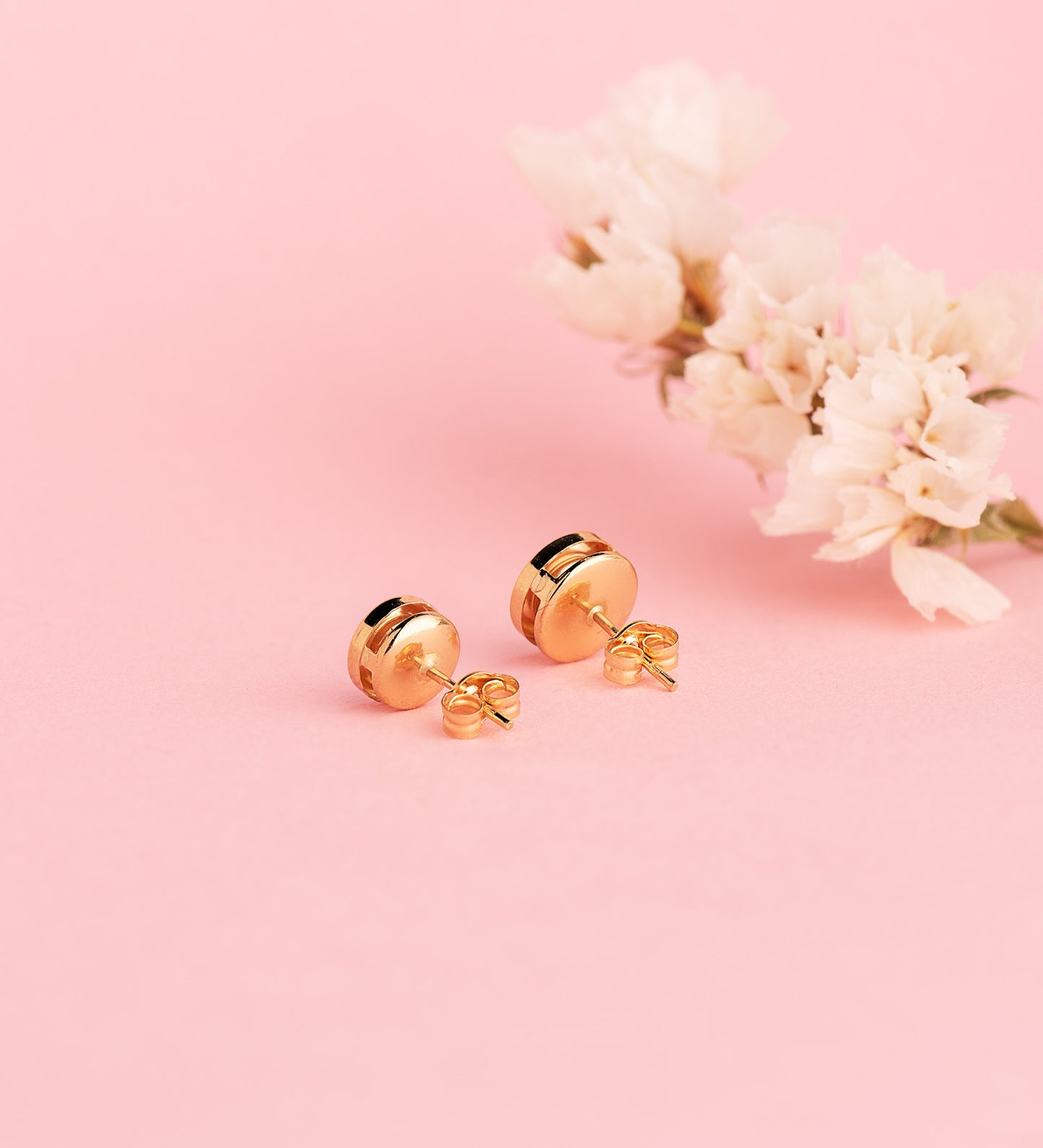 18K PENDIENTES ORO AMARILLO CHATON REDONDO CONCAVO CON CIRCONITA. ANCHO: 7 MM. CIERRE PRESION