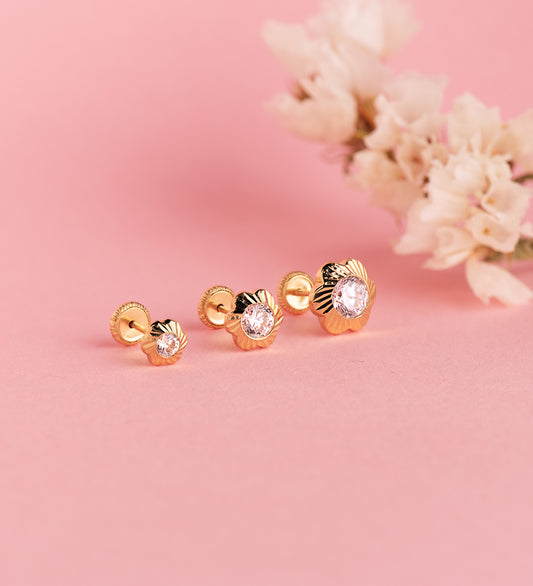 18K PENDIENTES ORO AMARILLO CHATON FLOR ORLA TALLADA CIRCONITA. MEDIDA: 9MM CIERRE TUERCA