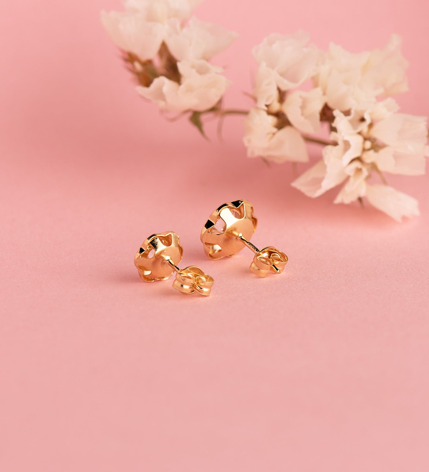 18K PENDIENTES ORO AMARILLO CHATON FLOR ORLA TALLADA CIRCONITA. MEDIDA: 7MM CIERRE PRESION