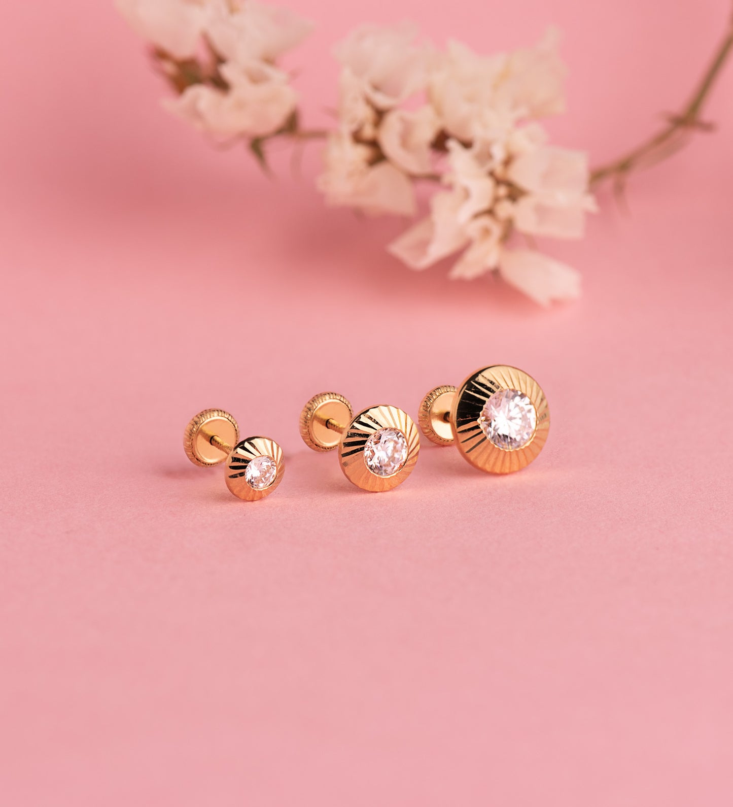 18K PENDIENTES ORO AMARILLO CHATON REDONDOS ORLA TALLADA CIRCONITA. MEDIDA: 5,5MM CIERRE TUERCA