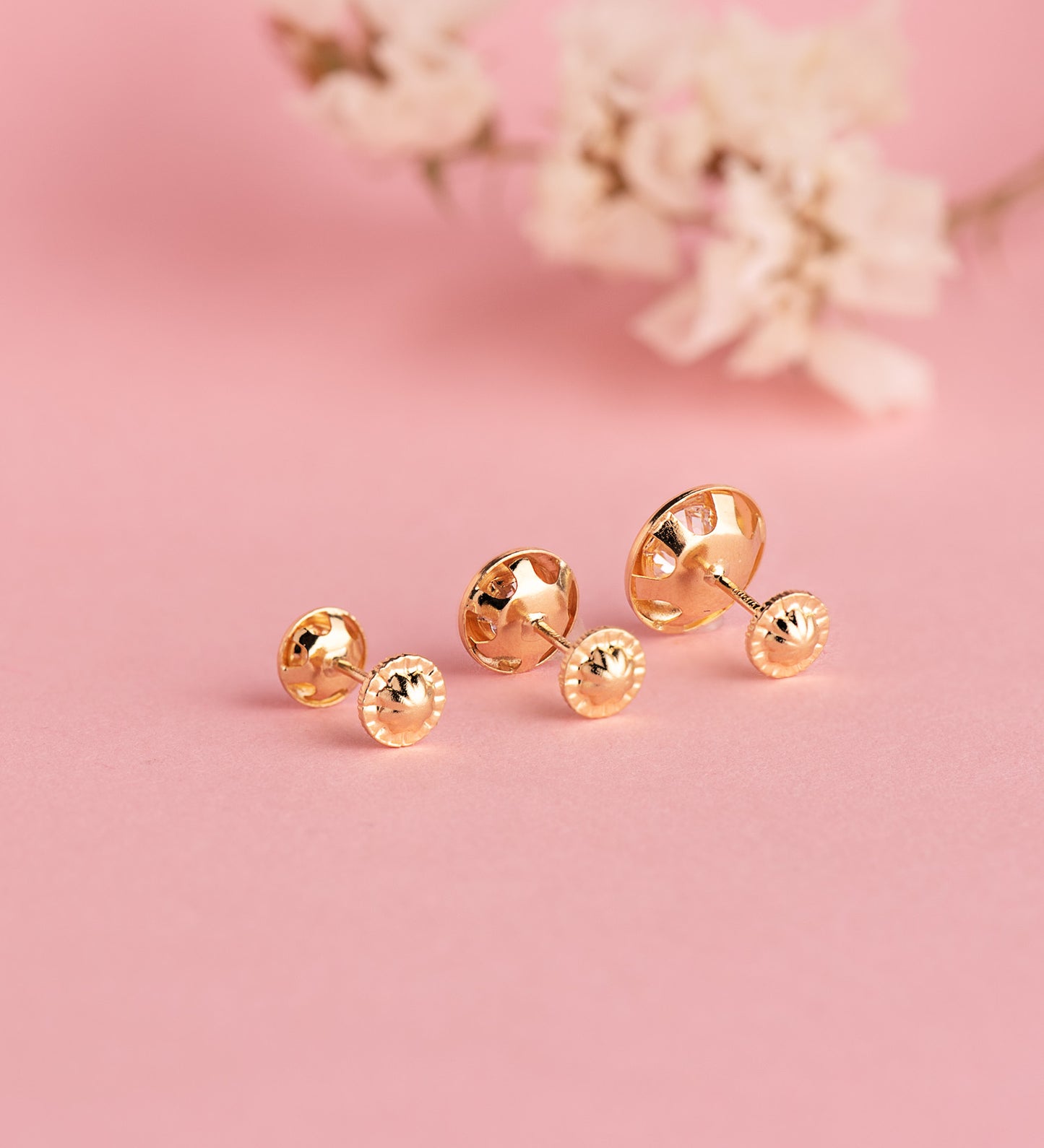 18K PENDIENTES ORO AMARILLO CHATON REDONDOS ORLA TALLADA CIRCONITA. MEDIDA: 9MM. CIERRE TUERCA