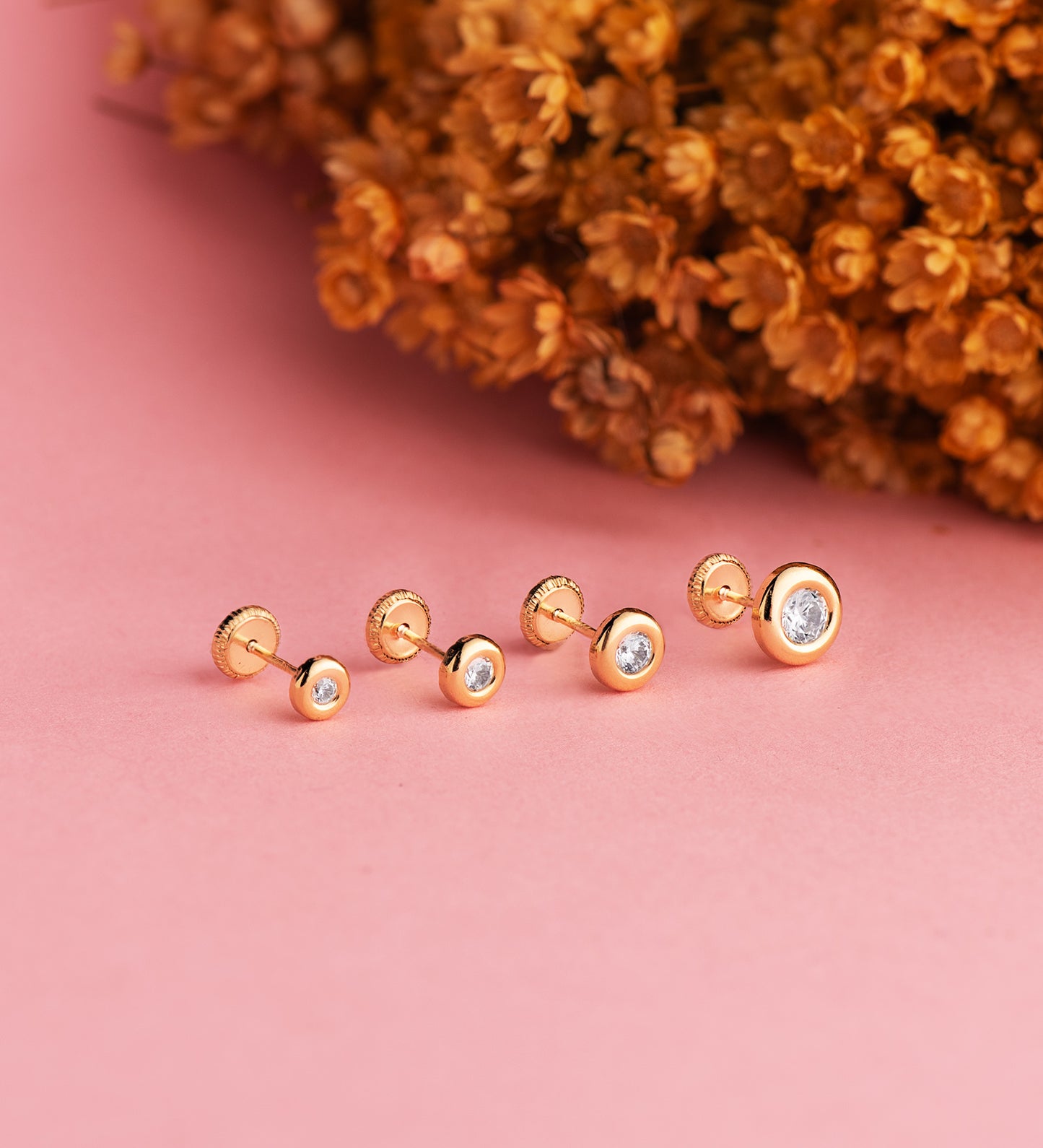 18K PENDIENTES ORO AMARILLO CHATON CON CIRCONITA. MEDIDA: 5,5MM. CIERRE TUERCA