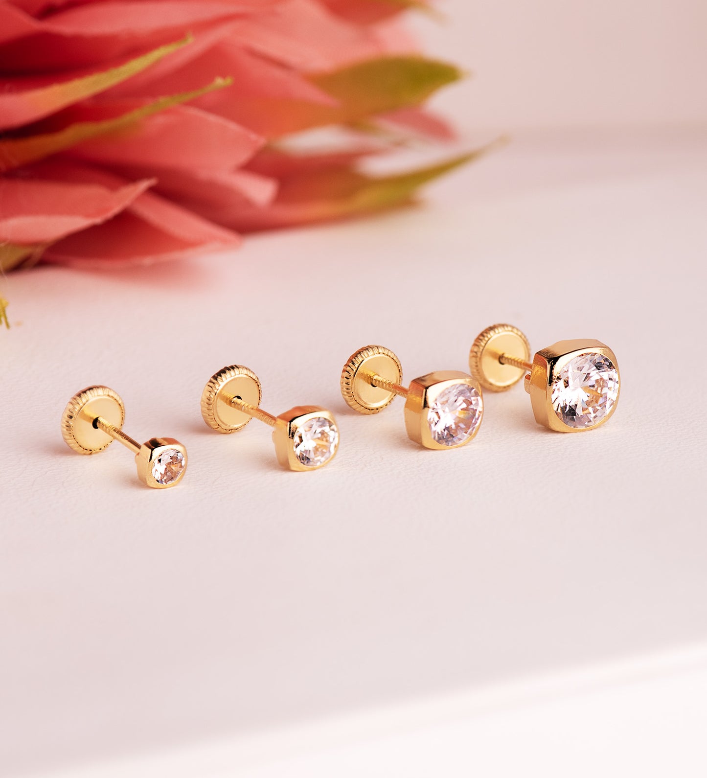 18K PENDIENTES ORO AMARILLO CHATON CUADRADOS CON CIRCONITA. MEDIDA: 3X3MM. CIERRE TUERCA