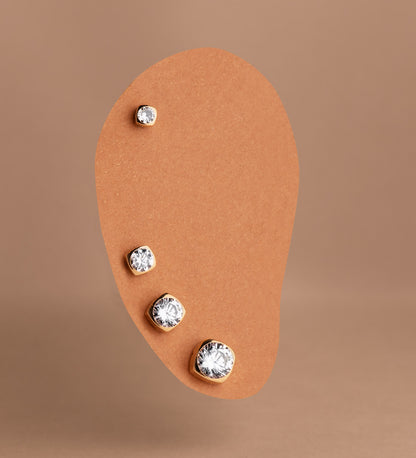 18K PENDIENTES ORO AMARILLO CHATON CUADRADOS CON CIRCONITA. MEDIDA: 3X3MM. CIERRE TUERCA