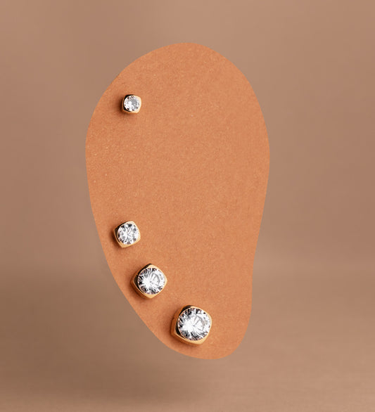 18K PENDIENTES ORO AMARILLO CHATON CUADRADOS CON CIRCONITA. MEDIDA: 6X6MM. CIERRE TUERCA