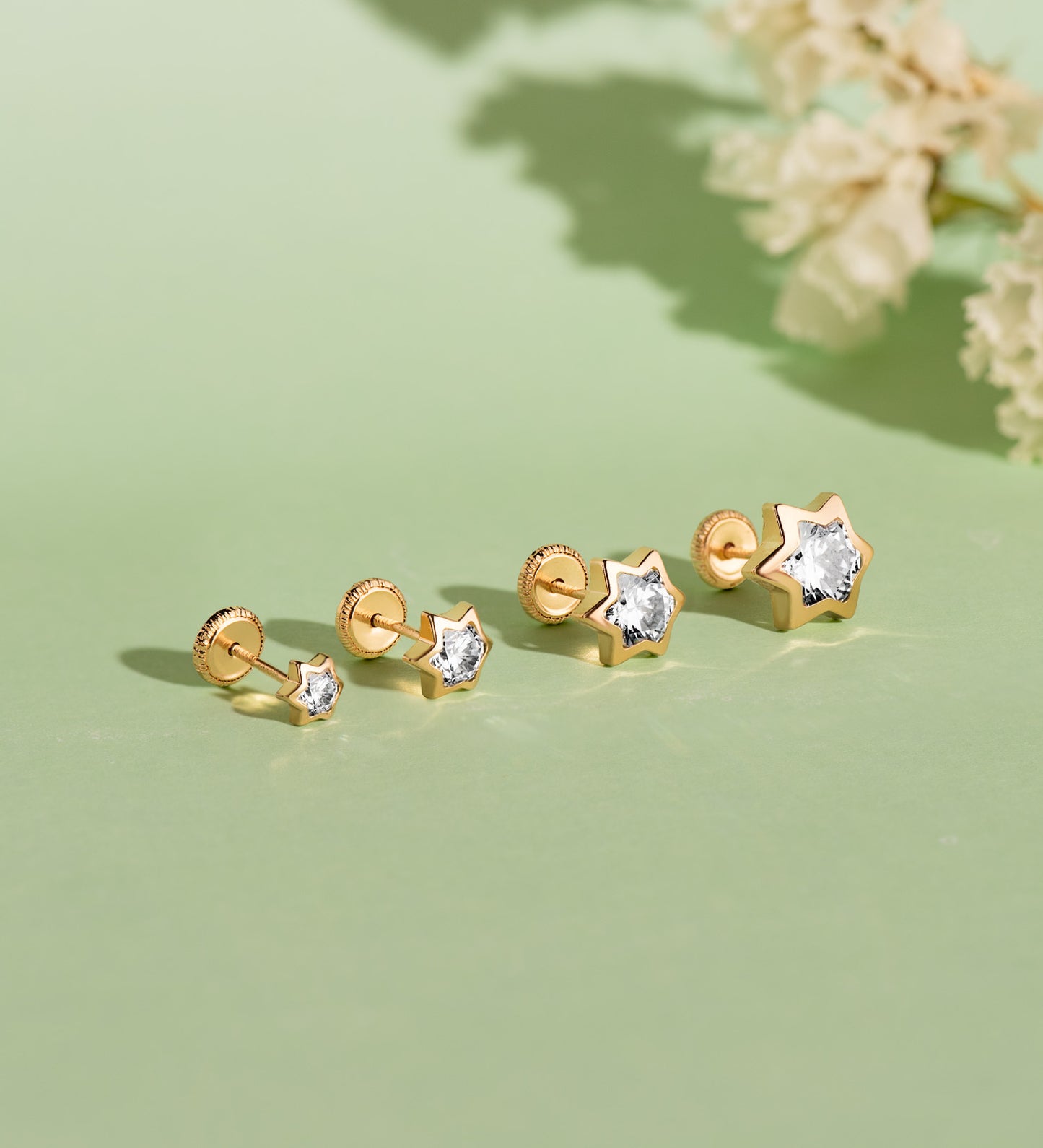 18K PENDIENTES ORO AMARILLO CHATON ESTRELLA CON CIRCONITA. MEDIDA: 4,5 X 4 MM. CIERRE TUERCA