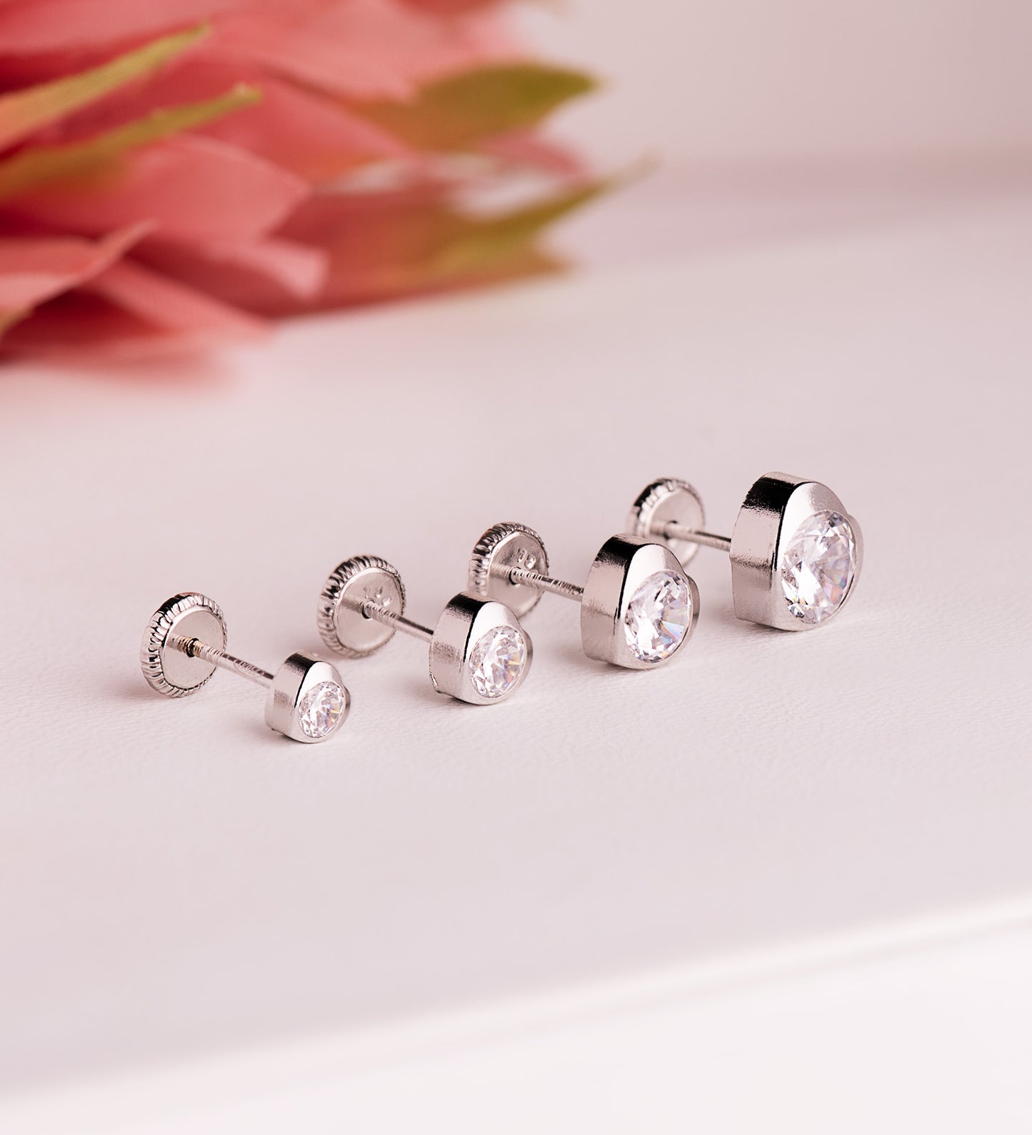 18K PENDIENTES ORO BLANCO CHATON CORAZON CON CIRCONITA. MEDIDA: 7,5 X 7,5 MM CIERRE TUERCA