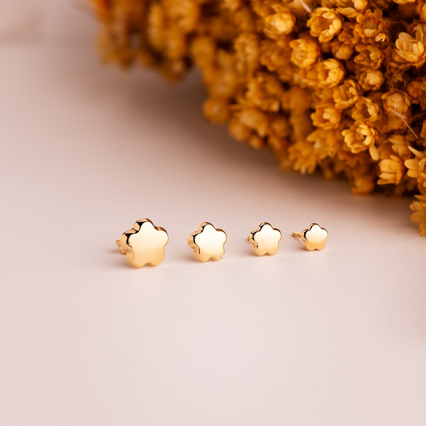 18K PENDIENTES ORO AMARILLO FLOR LISA BRILLO 7,5 X 7,5 MM. CIERRE PRESION