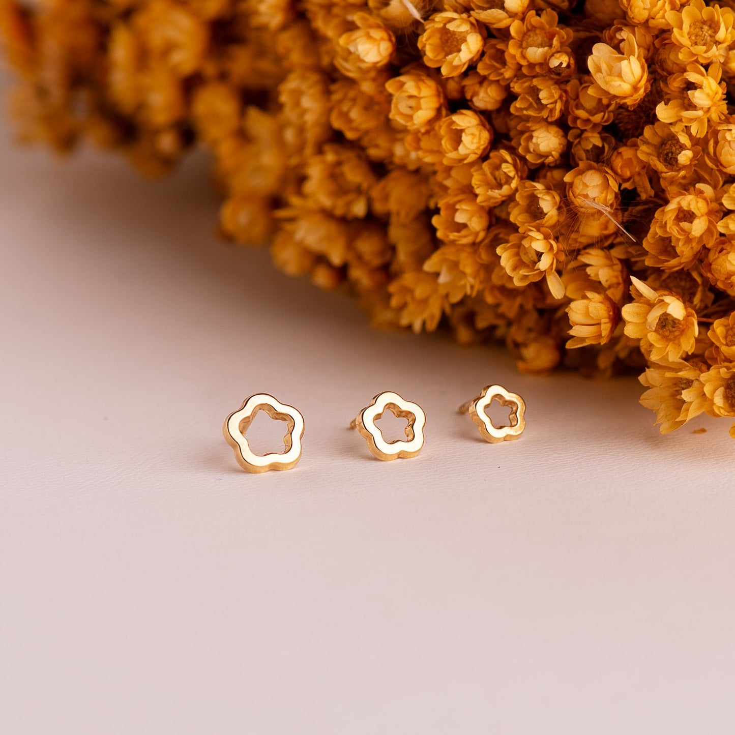 18K PENDIENTES ORO AMARILLO FLOR BRILLO CALADA 5 X 5 MM. CIERRE TUERCA