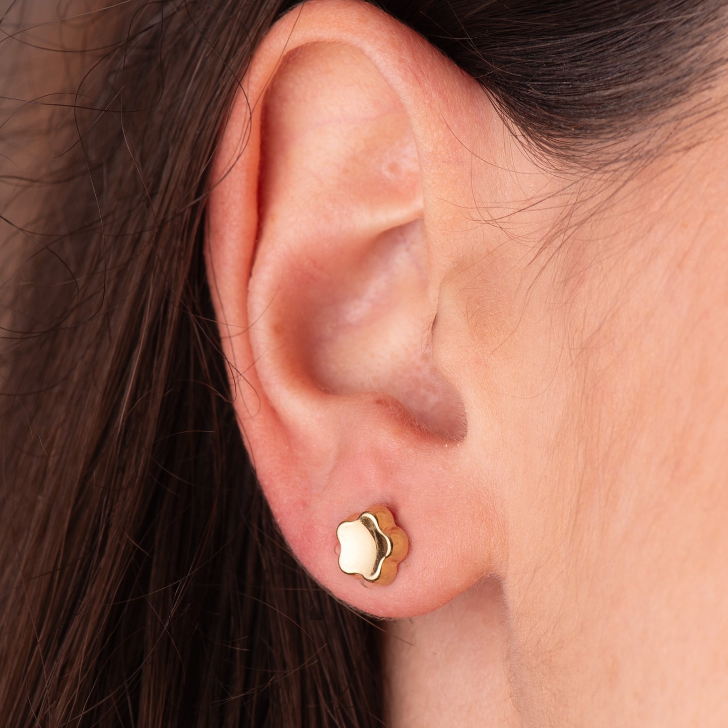 18K PENDIENTES ORO AMARILLO FLOR CONCAVO EN BRILLO 7,5X7,5 MM. CIERRE PRESION