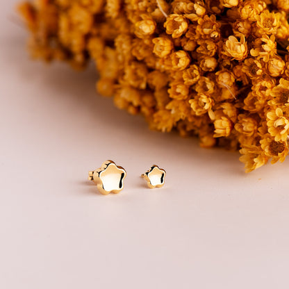 18K PENDIENTES ORO AMARILLO FLOR CONCAVO EN BRILLO 7,5X7,5 MM. CIERRE PRESION