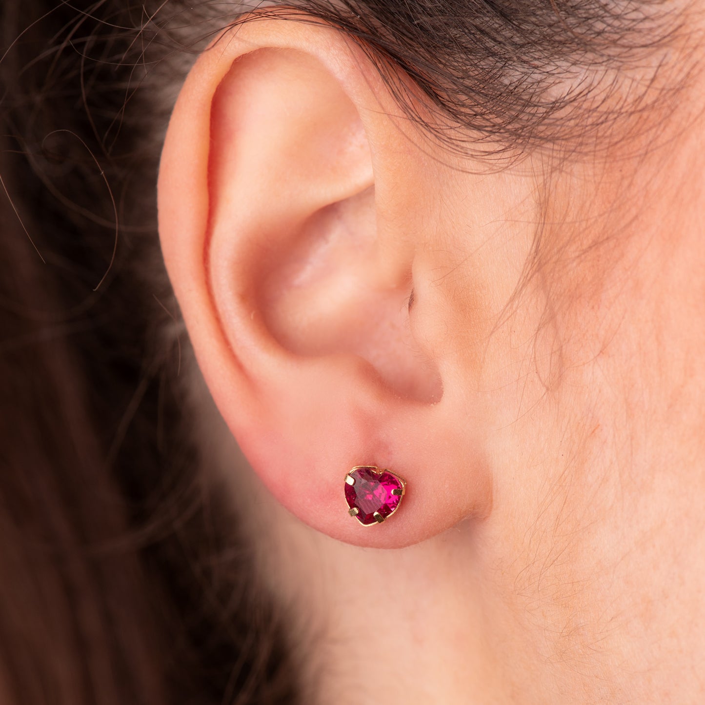 18K PENDIENTES ORO AMARILLO CORAZON PIEDRA COLOR ROJA 6 X 6 MM. CIERRE PRESION
