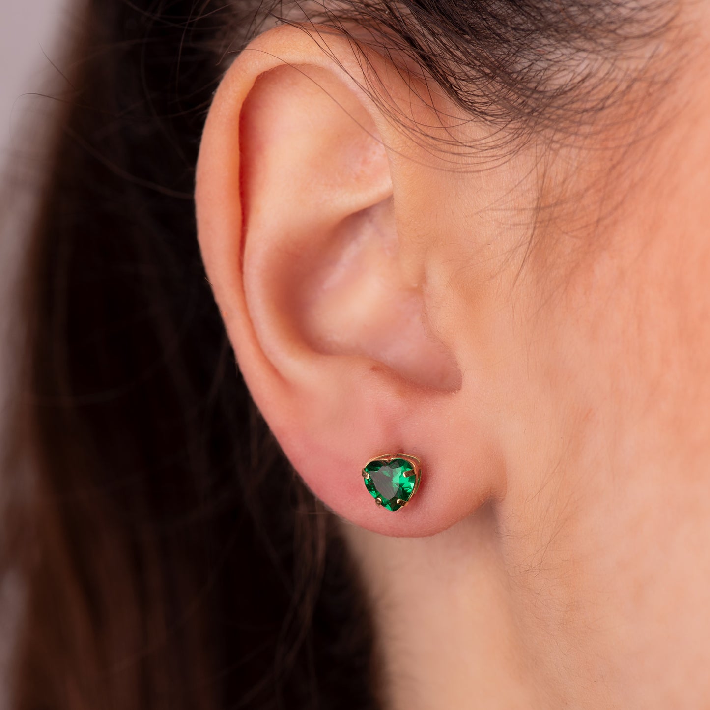 18K PENDIENTES ORO AMARILLO CORAZON PIEDRA COLOR VERDE 6 X 6 MM. CIERRE PRESION