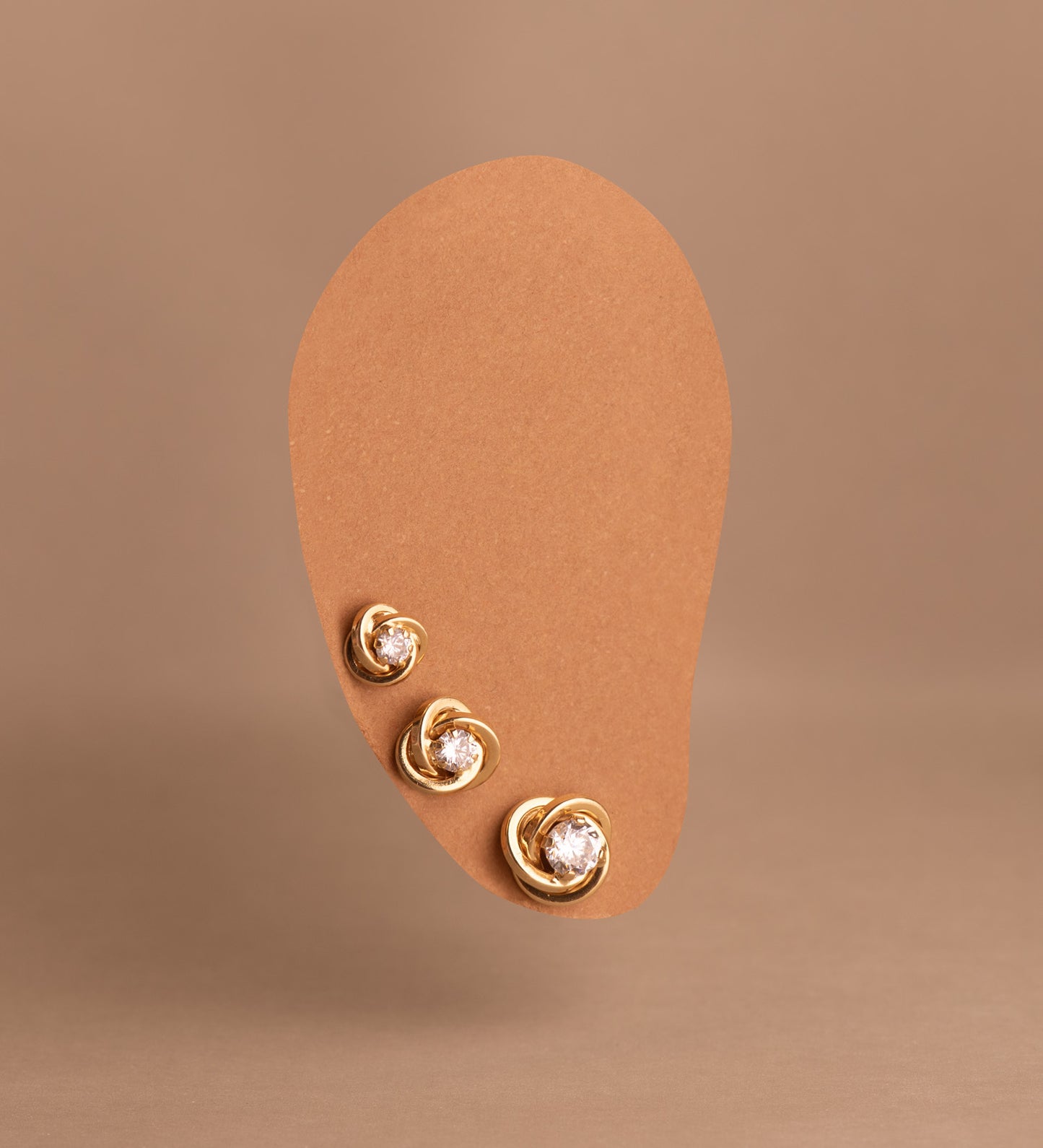 18K PENDIENTES ORO AMARILLO NUDO CON CIRCONITA. MEDIDA: 8X8 MM. CIERRE PRESION