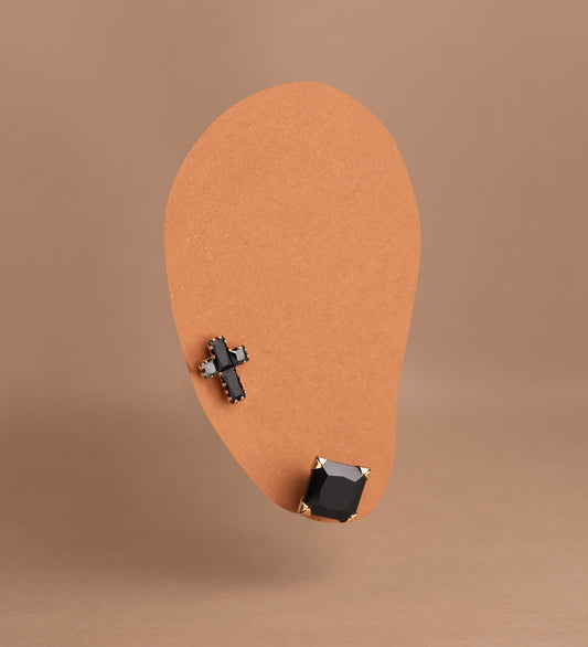 18K PENDIENTES ORO AMARILLO CIRCONITAS NEGRAS CUADRADAS CON 4 GARRAS. ANCHO: 7MM. CIERRE PRESION