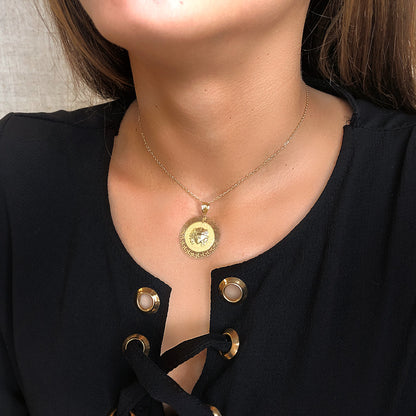 18K MEDALLA ORO AMARILLO MEDUSA CON BORDE CALADA Y GRECA MATIZADA 20 MM