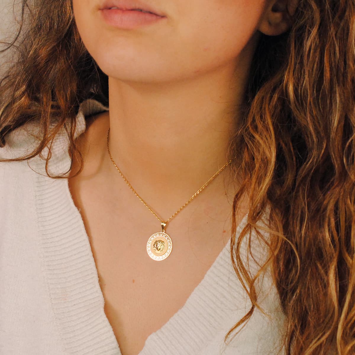 18K MEDALLA ORO AMARILLO MEDUSA CON BORDE CALADA Y GRECA MATIZADA 20 MM