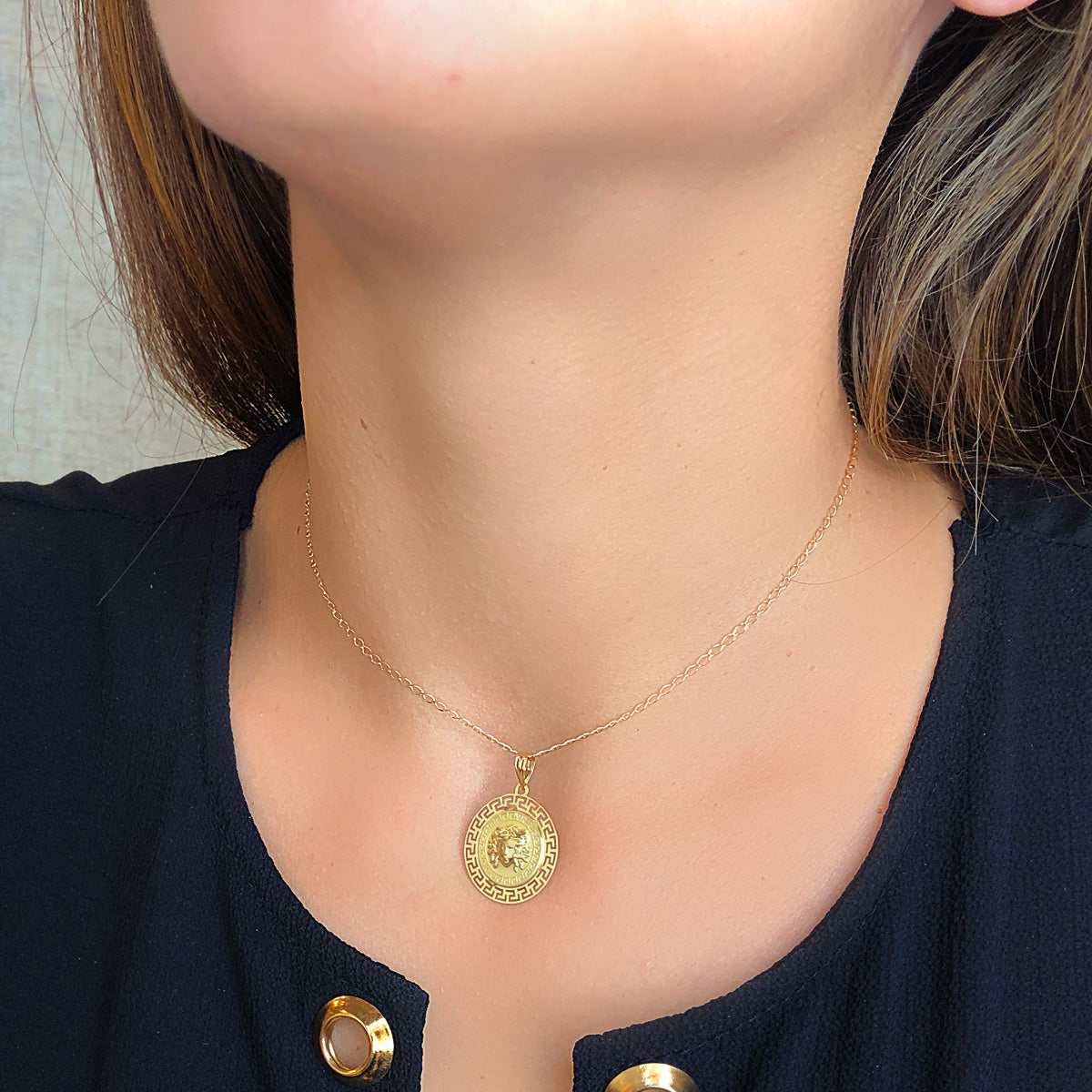 18K MEDALLA ORO AMARILLO MEDUSA CON BORDE CALADA Y GRECA MATIZADA 27 MM