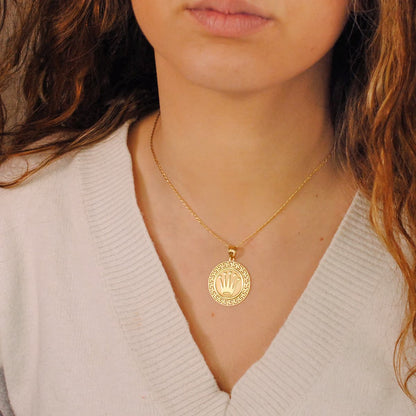 18K MEDALLA ORO AMARILLO CORONA CON BORDE DE GRECA CALADA. 27 MM