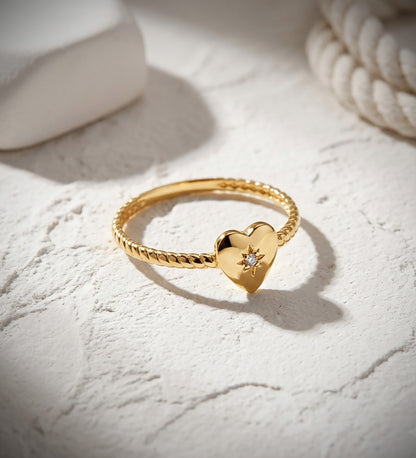 18K SORTIJA ORO AMARILLO CORAZON CON DIAMANTE LABORATORIO TALLA BRILLANTE 0,008 QT. VS2 - G C. AMOR