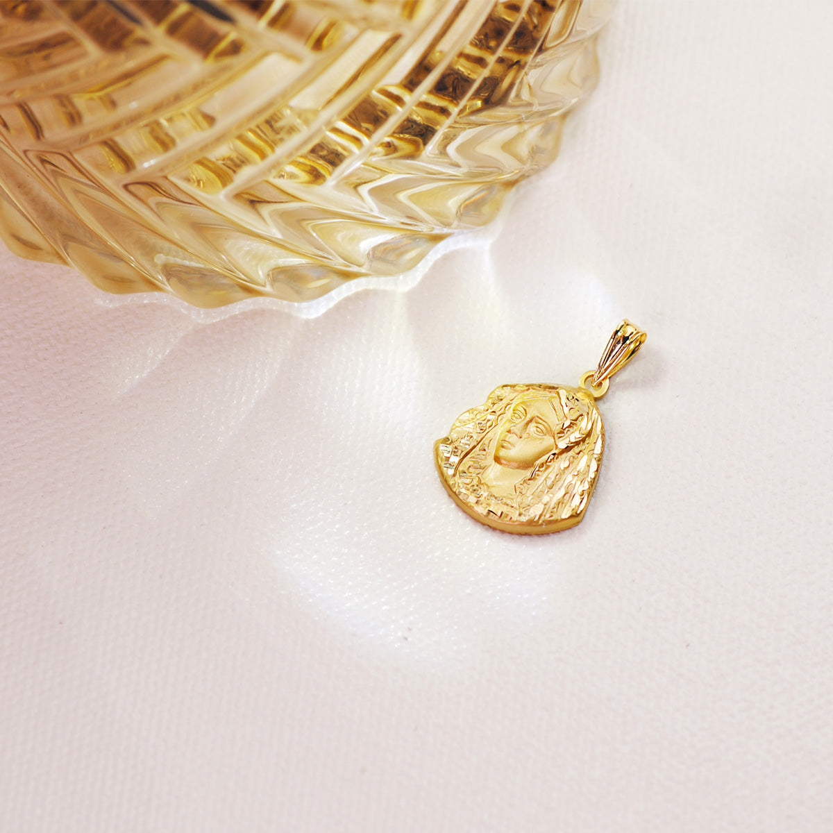 18K MEDALLA ORO AMARILLO VIRGEN DE LA MACARENA SILUETA 20X17 MM