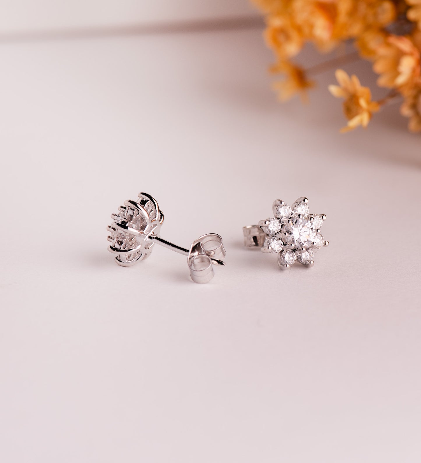 18K PENDIENTES ORO BLANCO CUAJO CON 18 DIAMANTES LABORATORIO 1,00 QTES, G-VS2. 9X9 MM. CIERRE PRESION