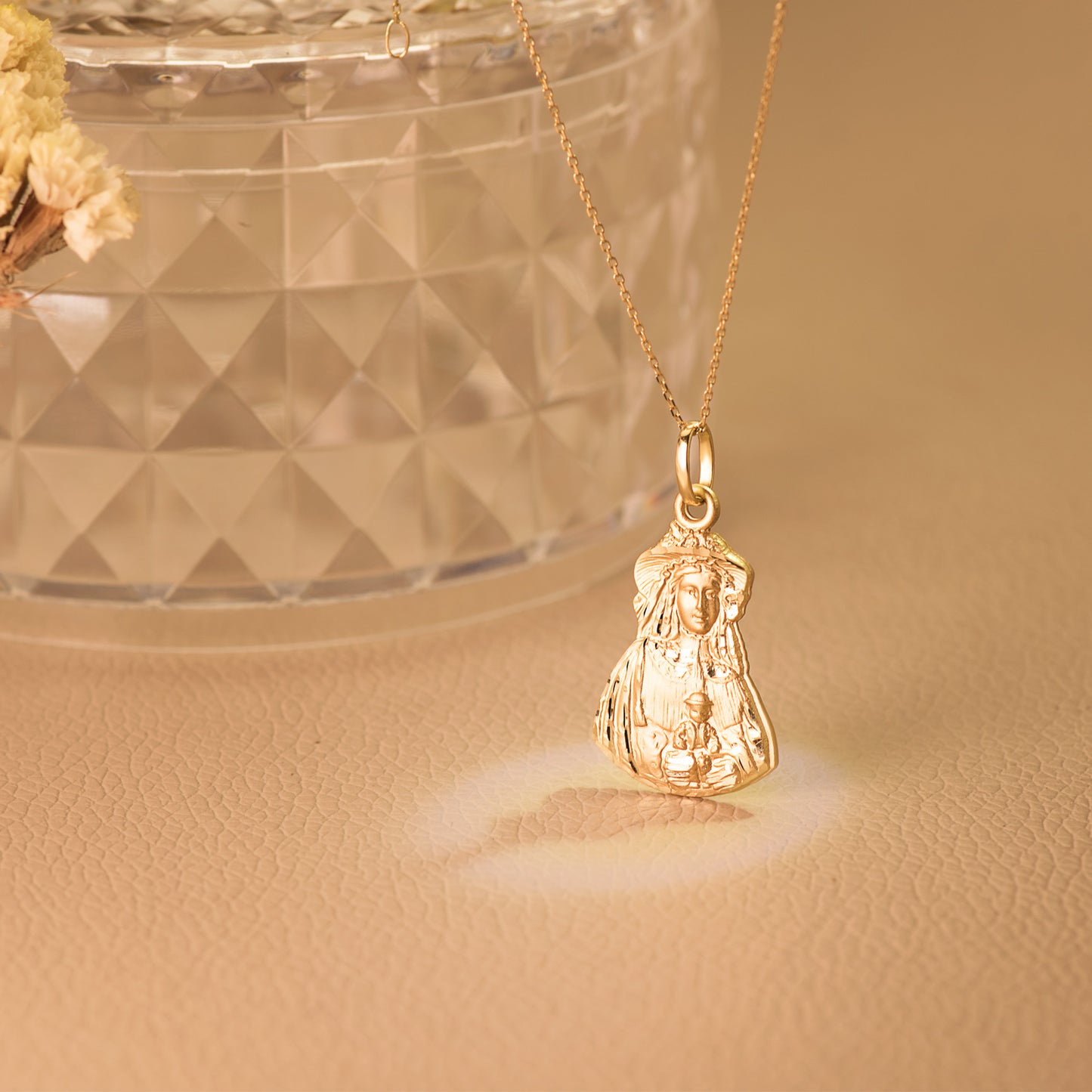 18K MEDALLA ORO AMARILLO VIRGEN DEL ROCIO PASTORA TALLADA 28X18 MM