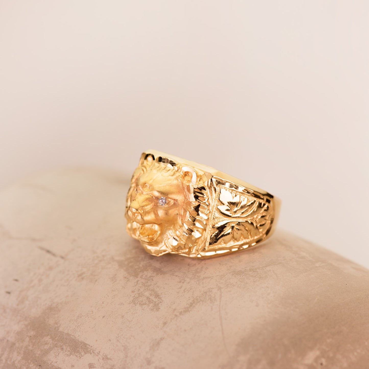 18K SELLO ORO AMARILLO CABEZA DE LEON. ANCHO 15 MM