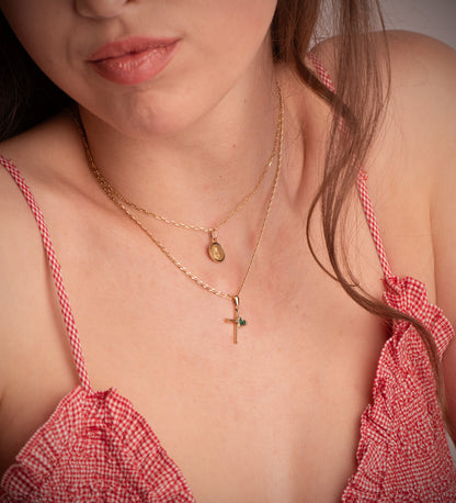 18K CRUZ ORO AMARILLO CON CORAZON DE MALAQUITA. MEDIDA: 18 X 12 MM