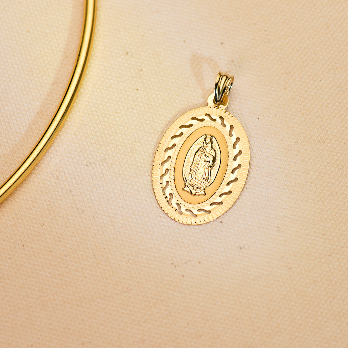 18K MEDALLA ORO AMARILLO VIRGEN GUADALUPE CERCO CALADO Y TALLADO. 34 X 22 MM